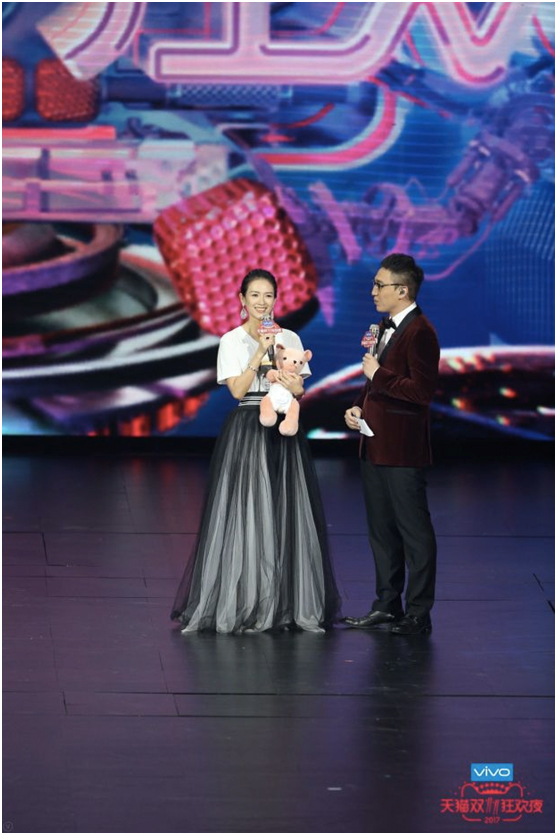 晚会范冰冰瞬间“穿越”到你家 猫晚黑科技惊呆亿万观众 晚会范冰冰瞬间“穿越”到你家 猫晚黑科技惊呆亿万观众